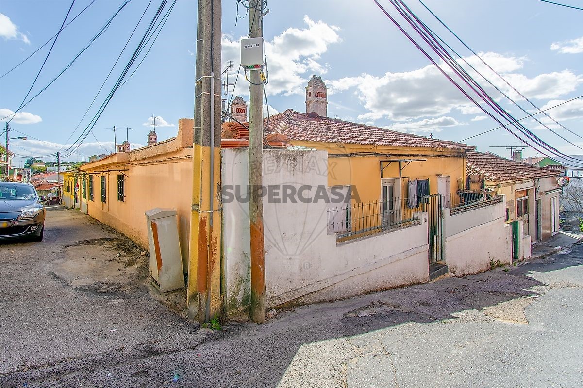 Bâtiment à Loures, Portugal 264m² No. 233390