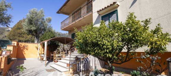 3 bedrooms Villa in Catanzaro, Italy No. 181911 2