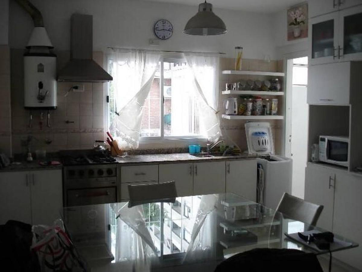 Casa de 3 dormitorios en Buenos Aires, Argentina No. 98751