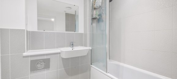 2 bedrooms House in Horley, United Kingdom No. 989 8