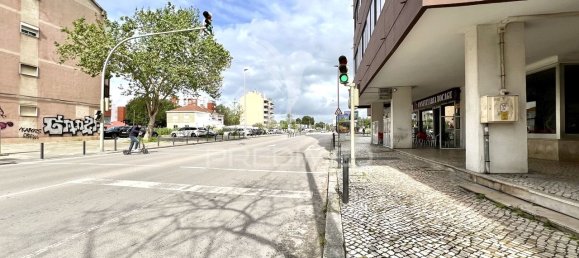 49m² Commercial property in Barreiro, Portugal No. 154562 16
