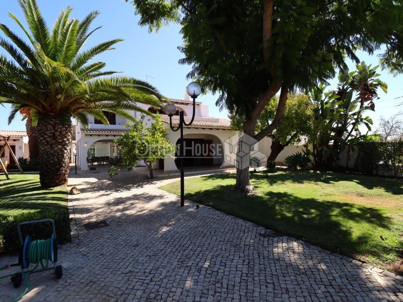 4 bedrooms Villa in Guia, Portugal No. 143796
