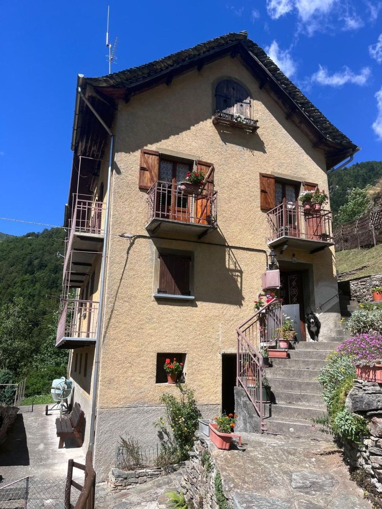 Casa de 7 habitaciónes en Cervatto, Italy No. 270341
