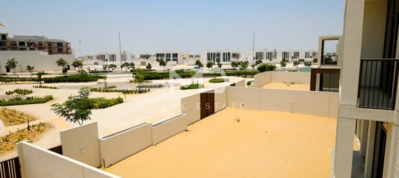 4 bedrooms Villa in Abu Dhabi, UAE No. 47598 16