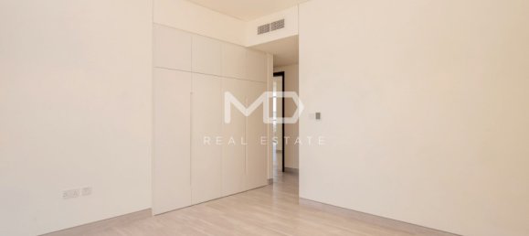 4 bedrooms Villa in Abu Dhabi, UAE No. 47598 34