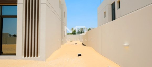 4 bedrooms Villa in Abu Dhabi, UAE No. 47598 55