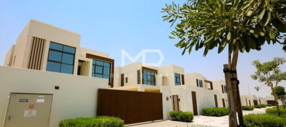 4 bedrooms Villa in Abu Dhabi, UAE No. 47598 60