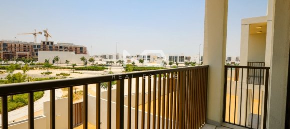 4 bedrooms Villa in Abu Dhabi, UAE No. 47598 2