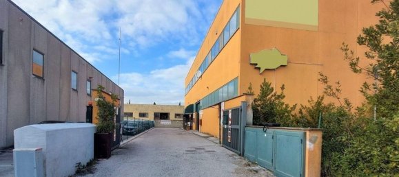 Almacén de 10 habitaciónes en Foligno, Italy No. 51623 2