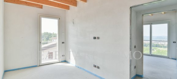 3 bedrooms Penthouse in Longone al Segrino, Italy No. 82157 21