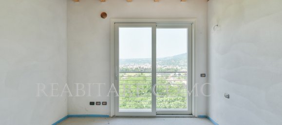3 bedrooms Penthouse in Longone al Segrino, Italy No. 82157 24