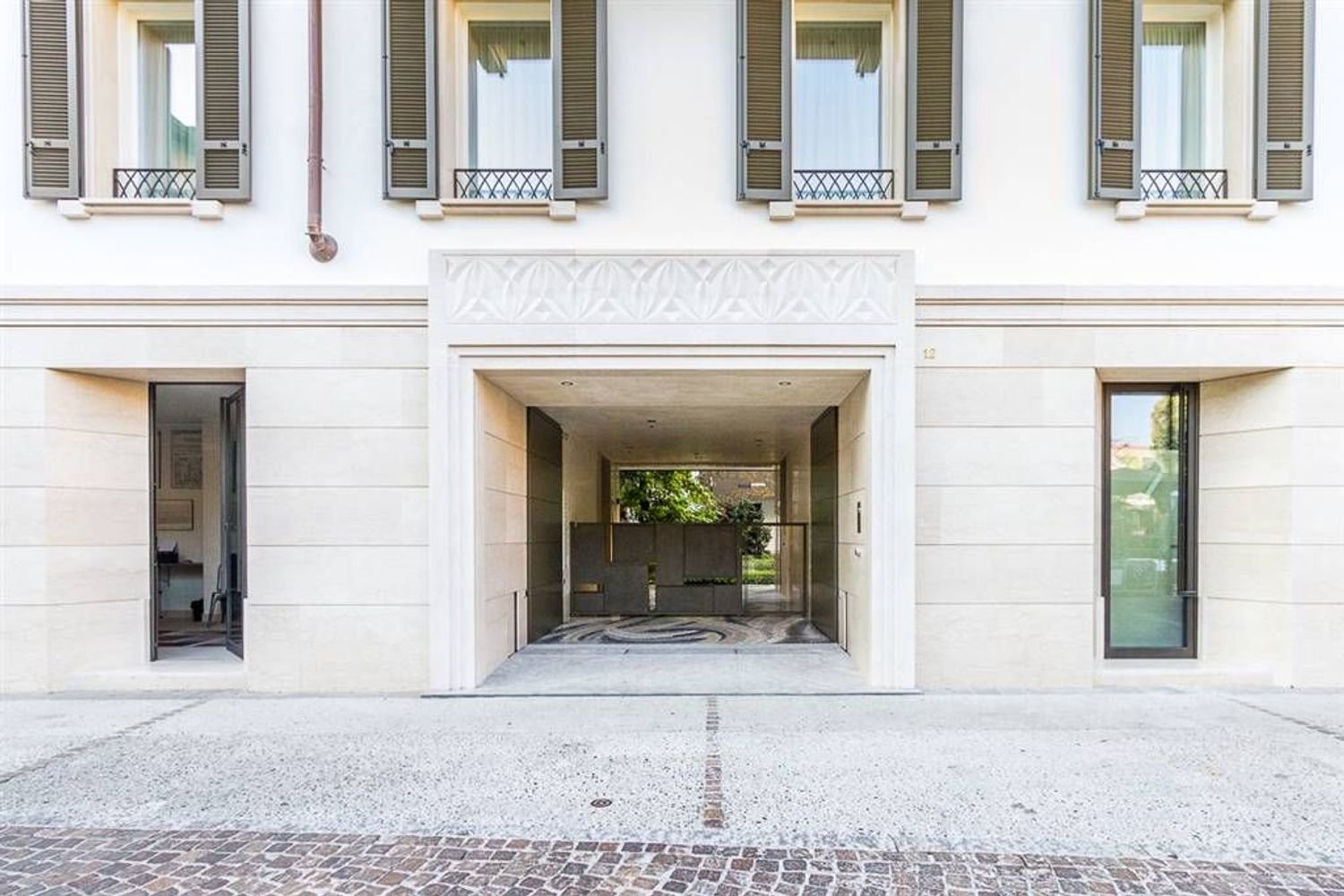 180m² Office in Monza, Italy No. 103667