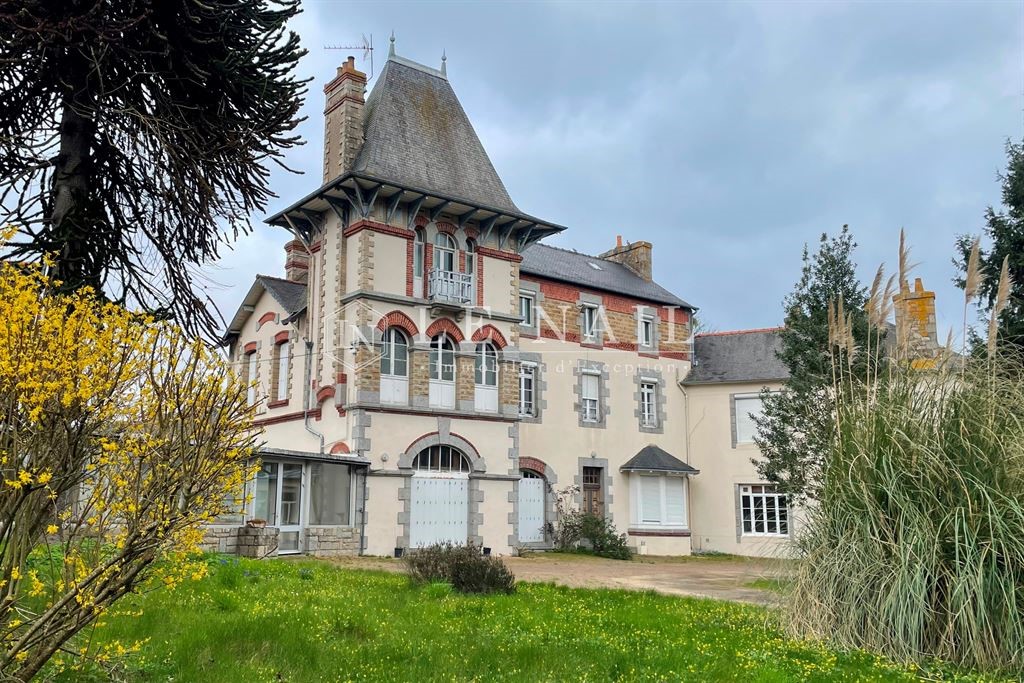 48 bedrooms House in Guingamp, France No. 297764