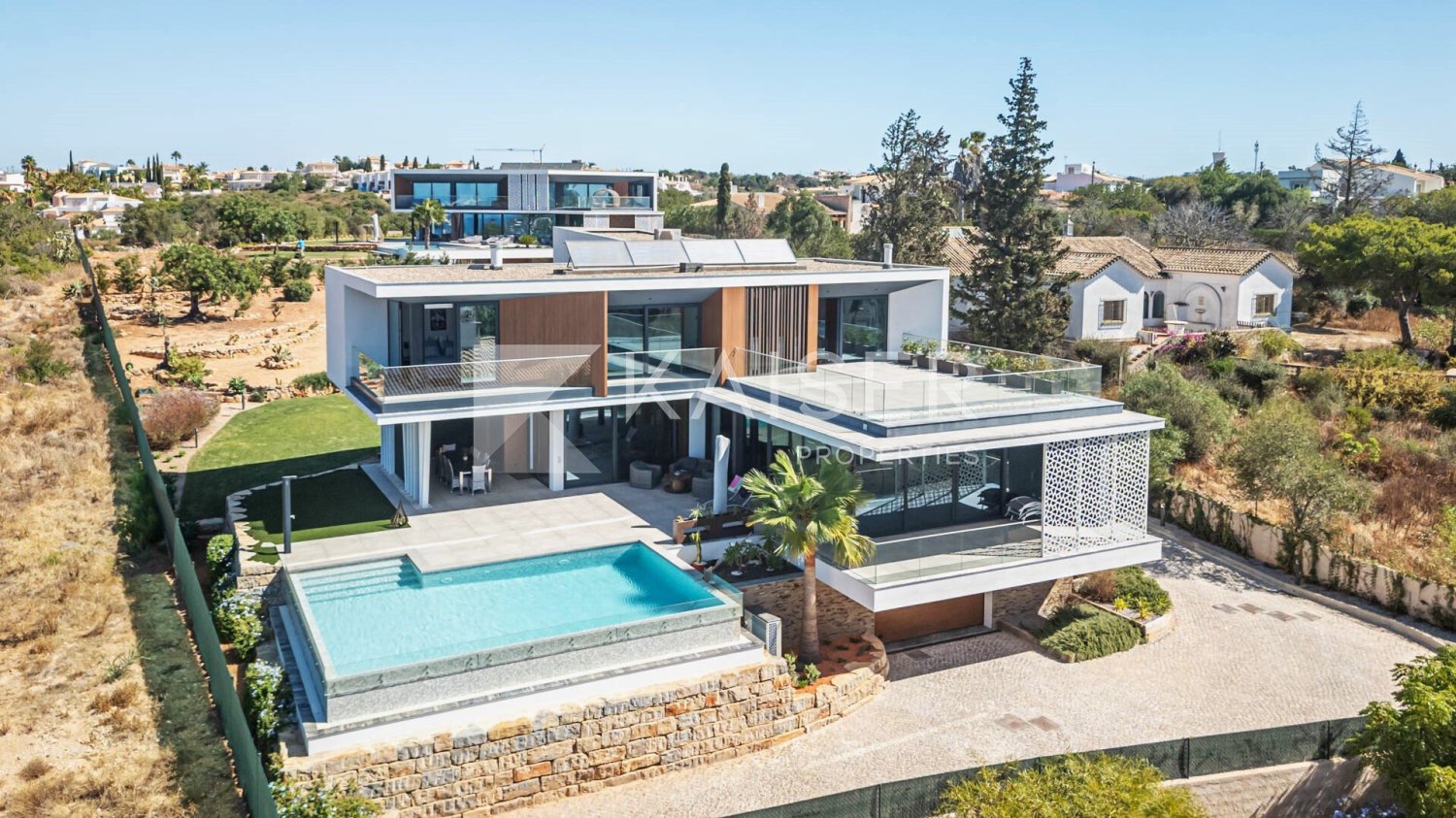 Villa de 4 dormitorios en Albufeira, Portugal No. 99328