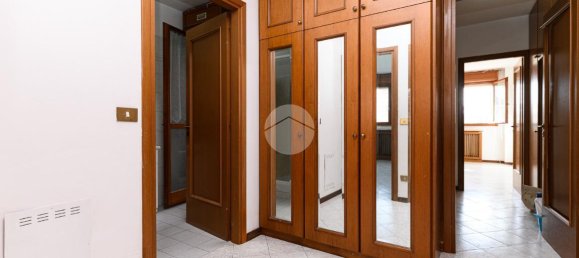 4 rooms Apartment in Rome, Italy No. 232657 3