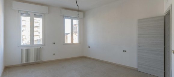 3-salle Appartement à Bondeno, Italy No. 37704 9