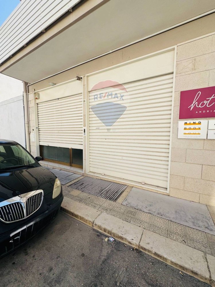 438m² Commercial property in Andria, Italy No. 361545