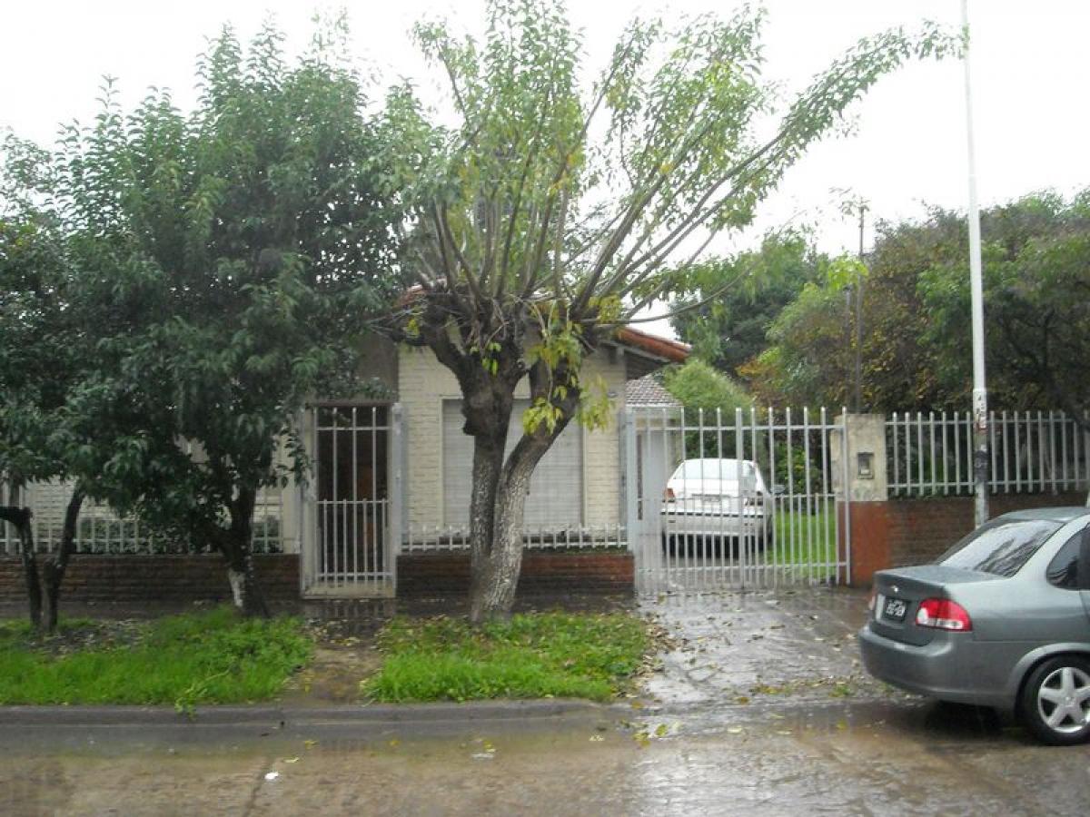 Casa de 3 dormitorios en Bermúdez, Argentina No. 91401