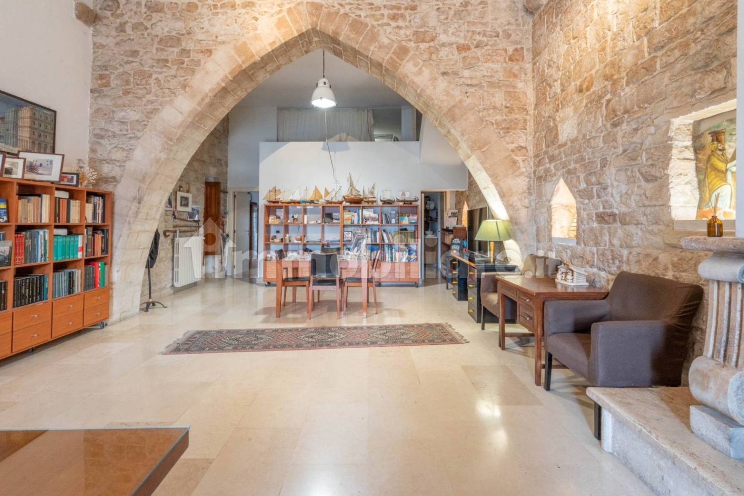 5-salle Bâtiment à Bari, Italy No. 16695