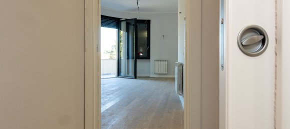 3 bedrooms Apartment in Rome, Italy No. 321562 8
