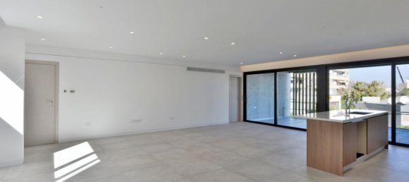3 bedrooms Apartment in Limassol, Cyprus No. 12766 2