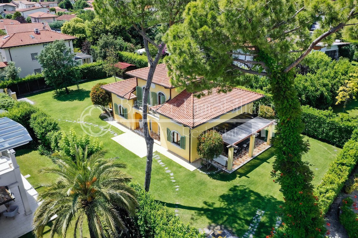 5 bedrooms Villa in Forte dei Marmi, Italy No. 36523