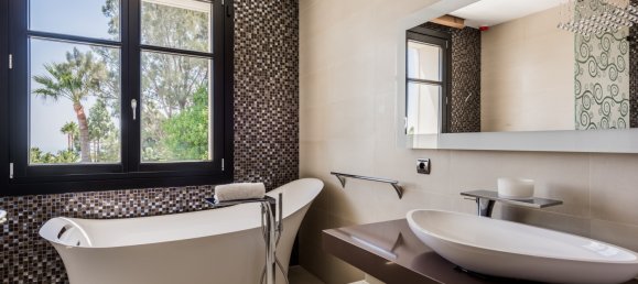 7 bedrooms Villa in Marbella, Spain No. 4681 5