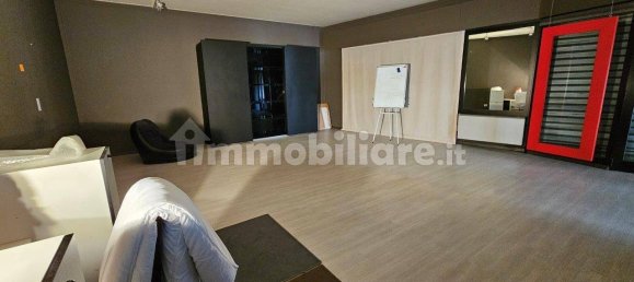 Almacén de 4 habitaciónes en Venegono Inferiore, Italy No. 80353 26