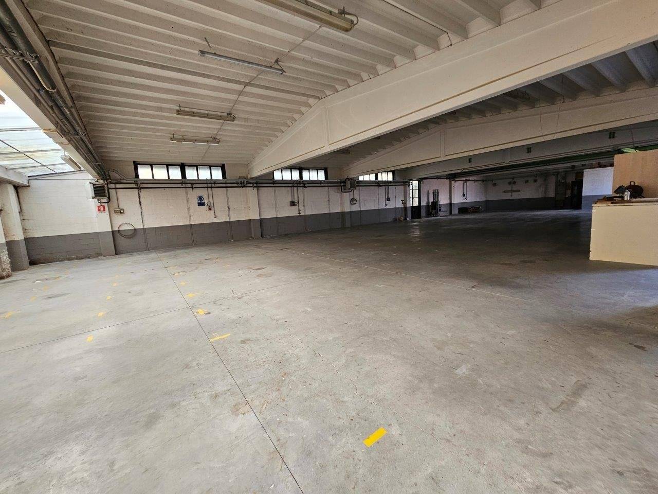 Almacén de 4 habitaciónes en Venegono Inferiore, Italy No. 80353