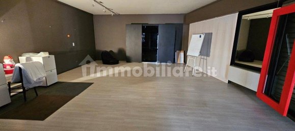 Almacén de 4 habitaciónes en Venegono Inferiore, Italy No. 80353 39