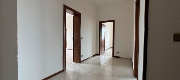 3 rooms Apartment in Modena, Italy No. 22748 12