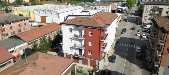 3 rooms Apartment in Modena, Italy No. 22748 2