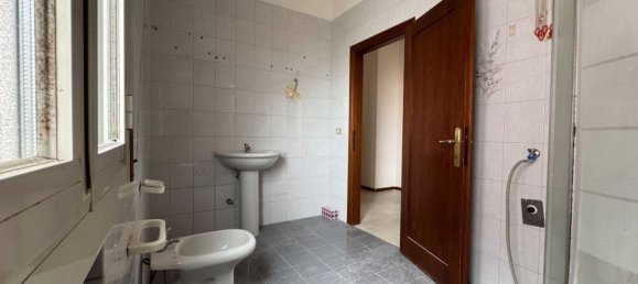 3 rooms Apartment in Modena, Italy No. 22748 9