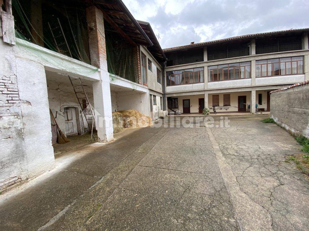 4 bedrooms House in Madone, Italy No. 133928