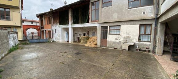 4 bedrooms House in Madone, Italy No. 133928 2