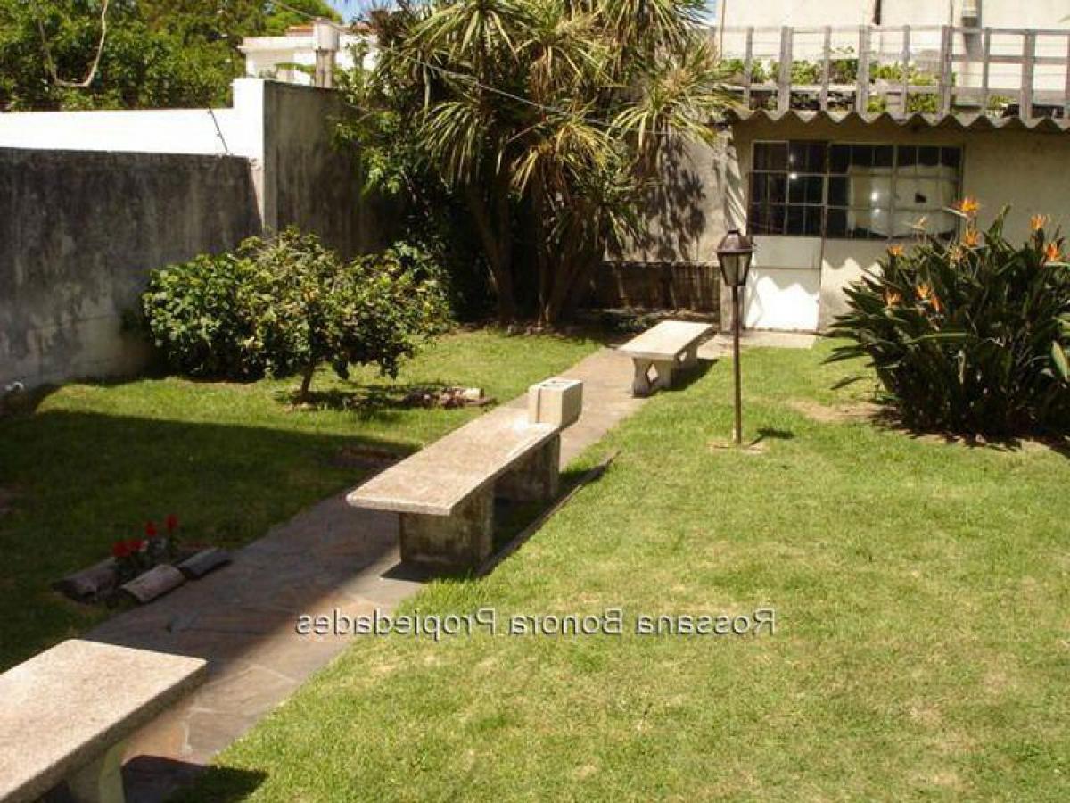 3 bedrooms House in Montevideo, Uruguay No. 1702