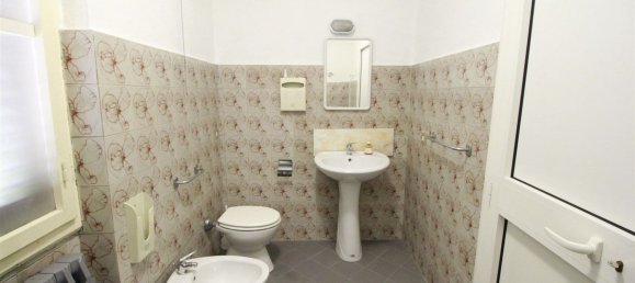 Oficina en Capannori, Italy 355 m² No. 178840 11