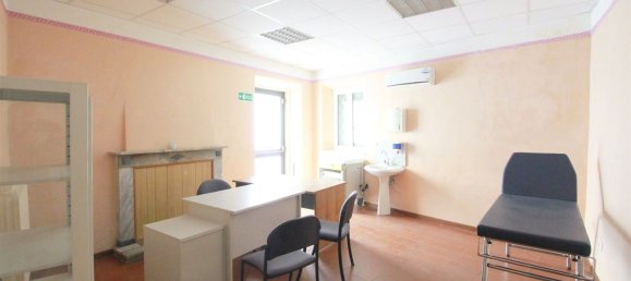 Oficina en Capannori, Italy 355 m² No. 178840 7