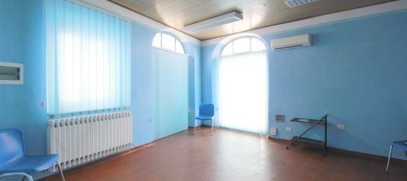 Oficina en Capannori, Italy 355 m² No. 178840 8