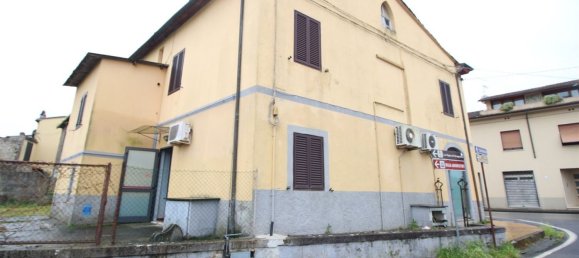 Oficina en Capannori, Italy 355 m² No. 178840 2