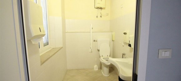 Oficina en Capannori, Italy 355 m² No. 178840 13