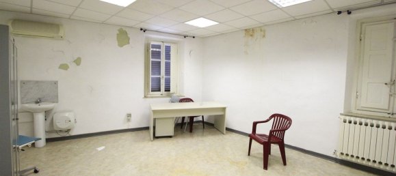 Oficina en Capannori, Italy 355 m² No. 178840 16