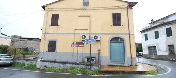 Oficina en Capannori, Italy 355 m² No. 178840 4