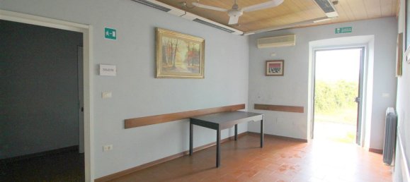 Oficina en Capannori, Italy 355 m² No. 178840 9