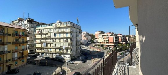 Квартира с 4 комнатами в Кротоне, Италия № 80159 3