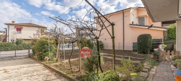 4 rooms House in Creazzo, Italy No. 72085 5