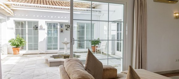 5 bedrooms Villa in Estepona, Spain No. 139617 4