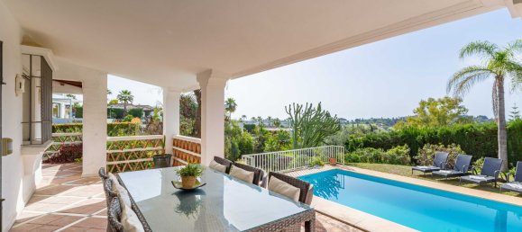 5 bedrooms Villa in Estepona, Spain No. 139617 2