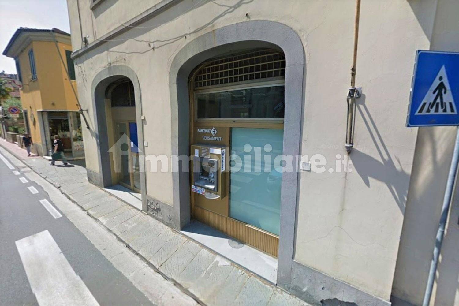 132m² Commercial property in Barga, Italy No. 320886