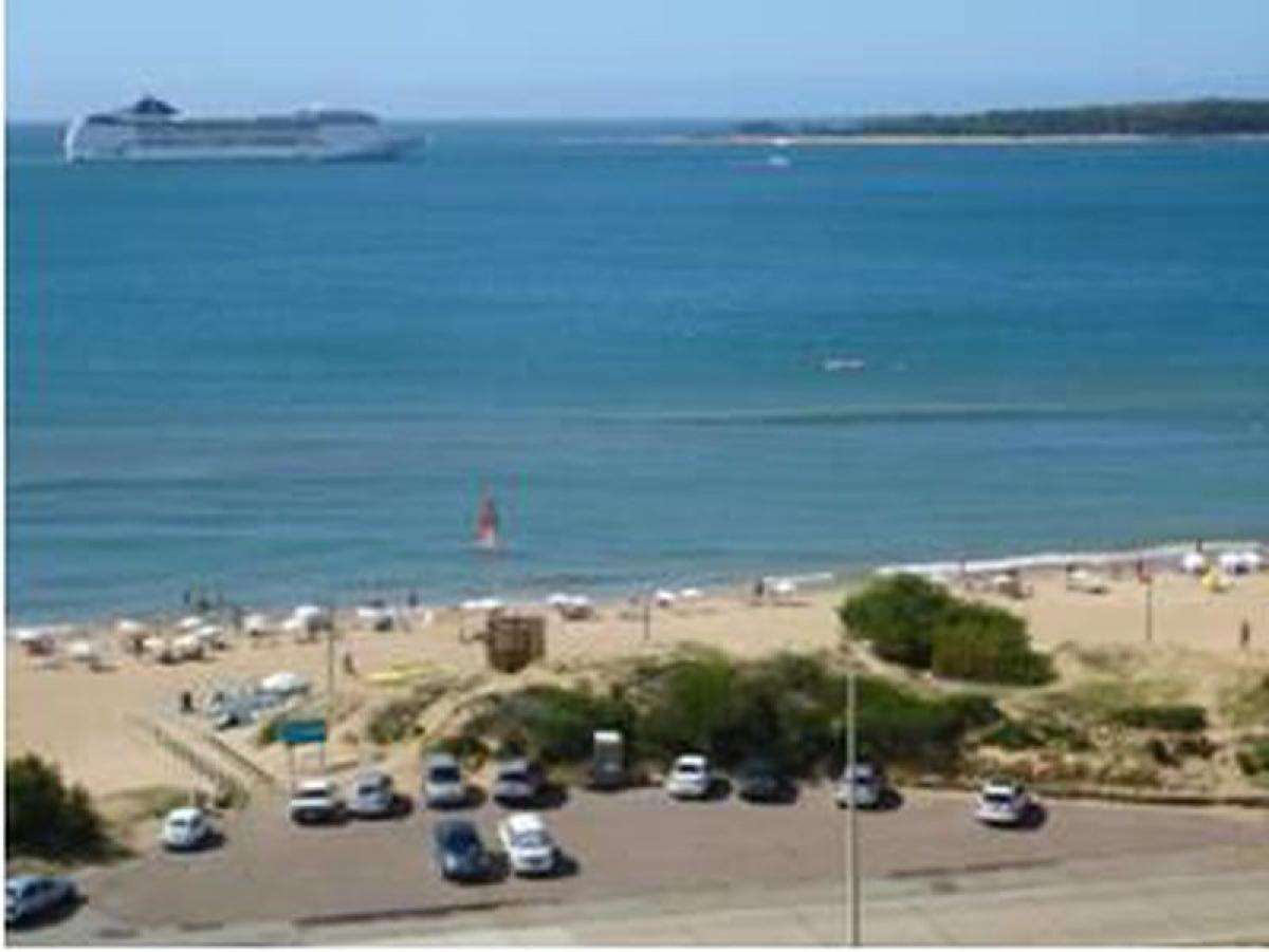 Apartamento de 3 dormitorios en Maldonado, Uruguay No. 8382